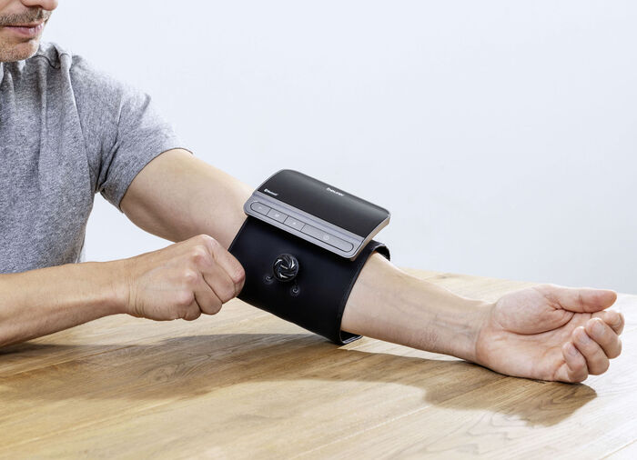 Oberarm-Blutdruckmessger&auml;t mit innovativem easy-Lock-System 