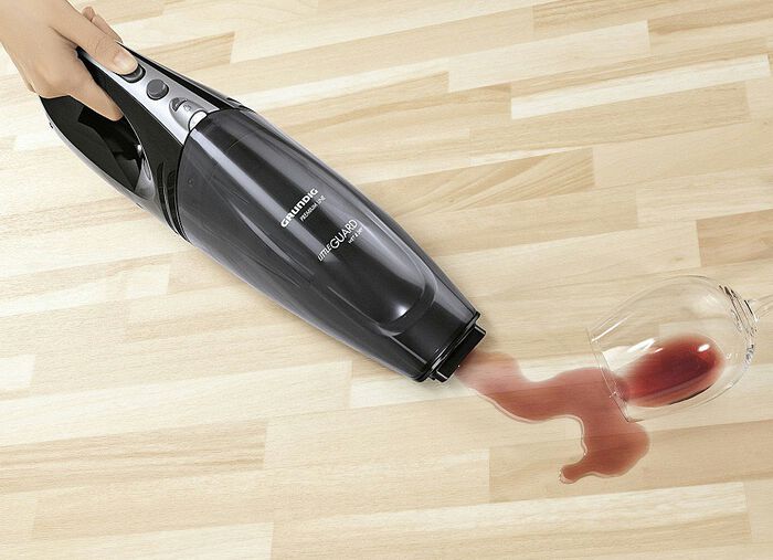 GRUNDIG Akku-Handstaubsauger mit Zubehör 