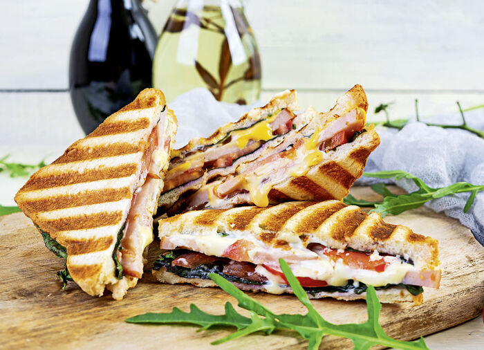 Kontaktgrill mit antihaftbeschichteten Grillplatten 