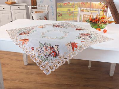 Aufwendig gearbeitete Tisch- und Raumdekoration 