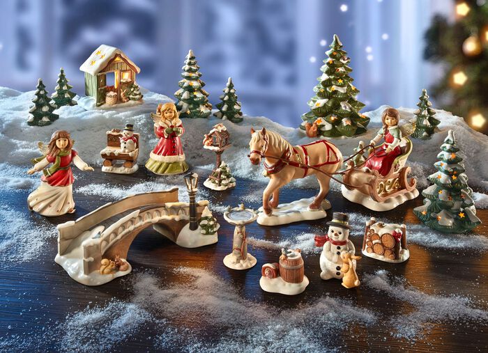 Winterliche Szene: Tolle Himmelsboten im Winterwald 