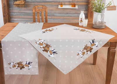 Tischdecke mit aufwendiger Stickerei 