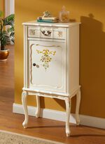 Teilmassive M&ouml;belserie mit kunstvollen Holzverzierungen 