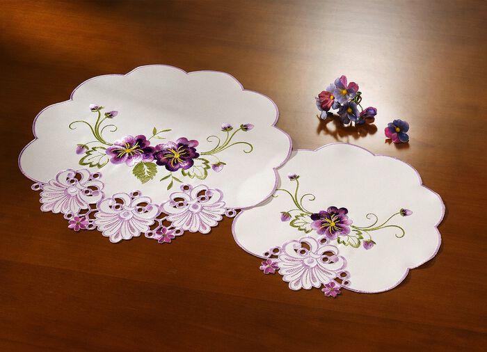 Tisch- und Raumdekoration mit Bl&uuml;ten in Spitzen-Optik SEKT