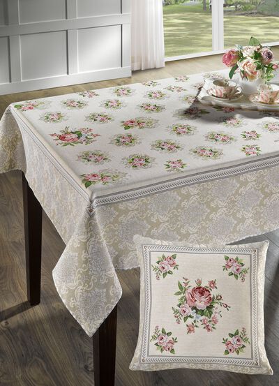 Tisch- und Raumdekoration mit romantischem Rosenmotiv 