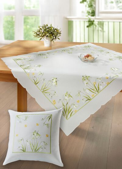 Bestickte Tisch- und Raumdekoration mit Schneegl&ouml;ckchen-Dessin 