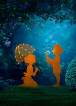 Junge und Mädchen mit Schirm