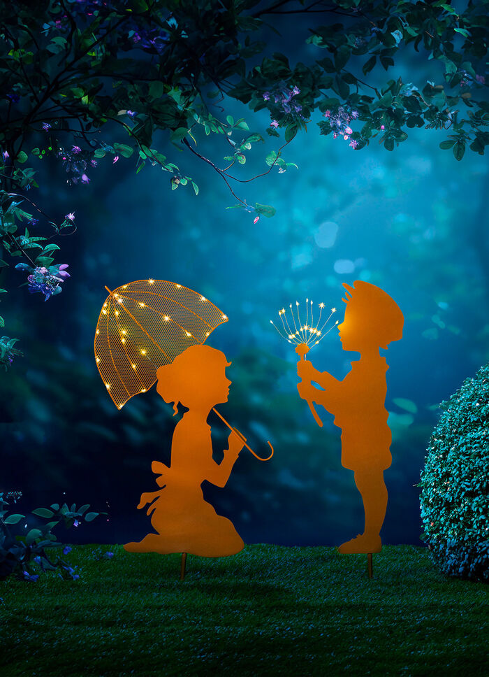 Junge und Mädchen mit Schirm