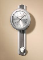 Wanduhr mit Pendel und Funkuhrwerk SILBER