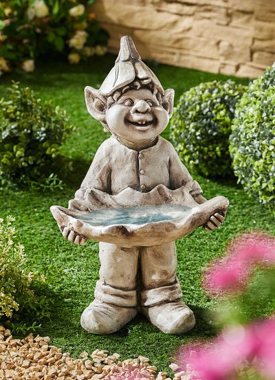 Wichtel mit Vogeltr&auml;nke aus wetterfestem Polyresin 