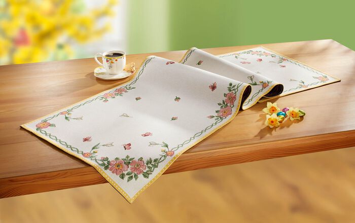 Tischdekoration mit Bl&uuml;mchen- und Schmetterlingsdekor 