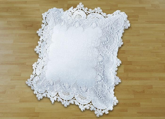 Zauberhafte Tischdekoration aus wollwei&szlig;er Spitze WOLLWEISS