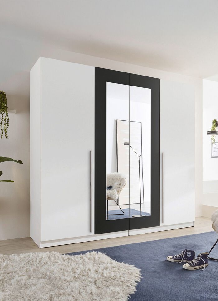 Moderner und formsch&ouml;ner Kleiderschrank 