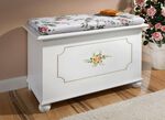 Teilmassive Truhe mit handbemalter Blumendekoration 