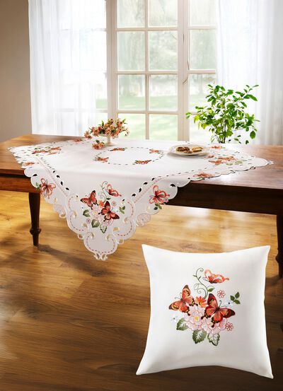 Elegant gestaltete Tisch- und Raumdekoration 