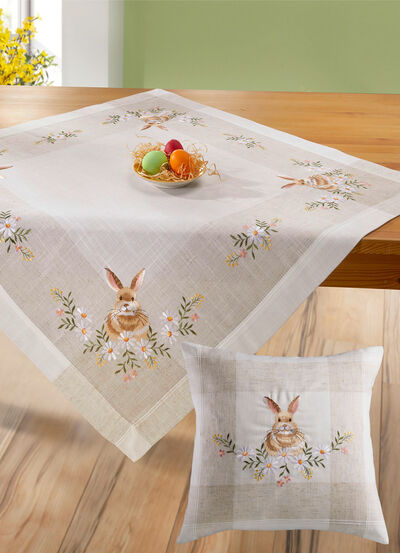 Bestickte Tisch- und Raumdekoration mit Osterhasen-Motiv 