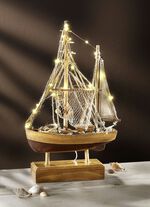 Beleuchtetes Fischerboot aus Holz 
