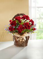 Wildrosen-Gesteck in Topf aus Rinde 