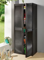 Gartenschrank mit strahlenf&ouml;rmigem Design an den T&uuml;ren 