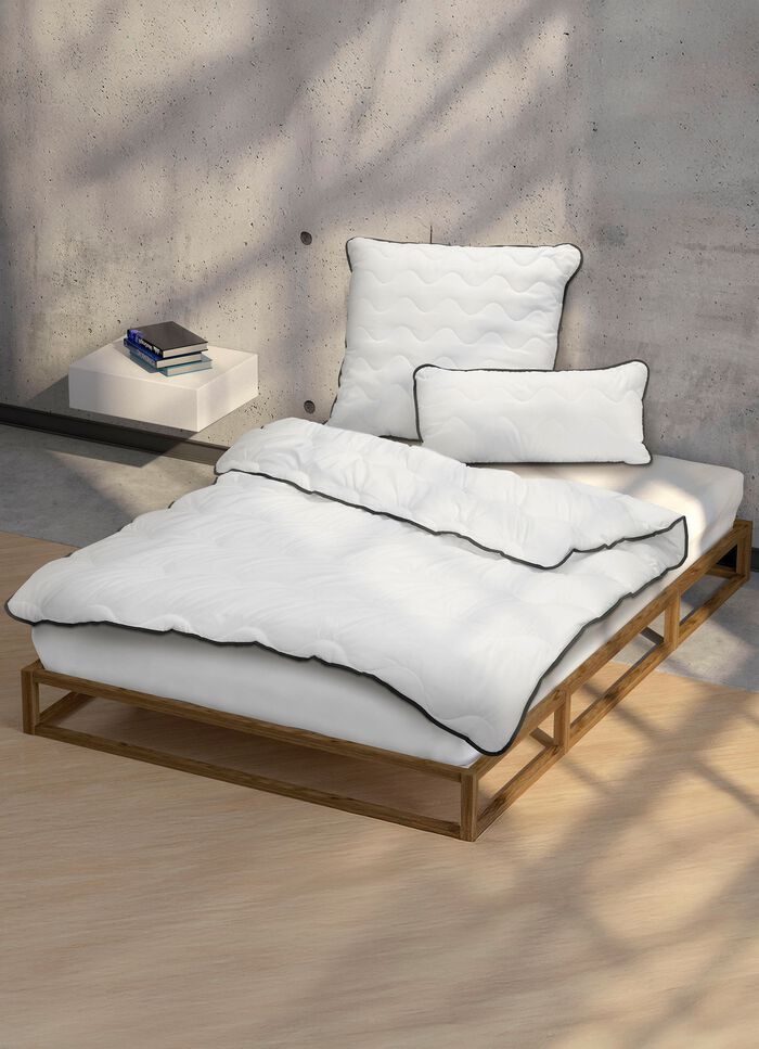 Bettwarenprogramm aus dem Hause biberna mit schwarzer Biese 