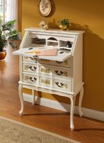 Teilmassive M&ouml;belserie mit kunstvollen Holzverzierungen 