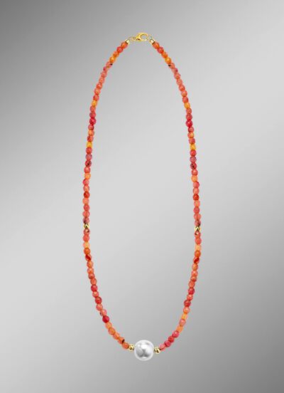 Halskette mit Perlenschimmer und Edelsteinglanz 