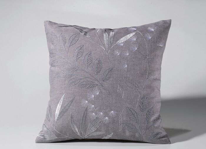 Bestickte Tisch- und Raumdekoration mit Gr&auml;ser- und Bl&auml;tter-Dessin 