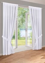 Fensterdekoration mit aufwendiger Plauener Stickerei 