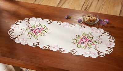 Tisch- und Raumdekoration mit Stiefm&uuml;tterchen-Stickereien 