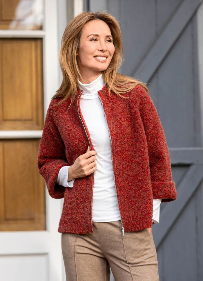 Strickjacke aus Boucl&eacute;garn 