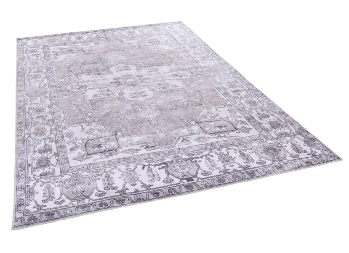 Klassischer Teppich mit schönen Ornamenten 