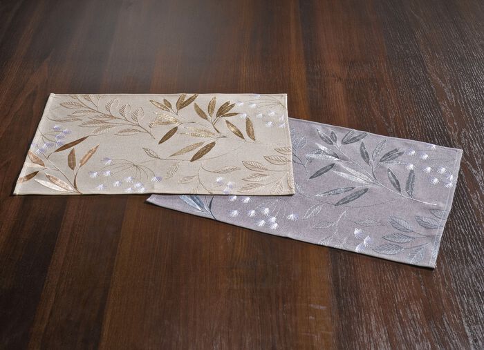 Bestickte Tisch- und Raumdekoration mit Gr&auml;ser- und Bl&auml;tter-Dessin BEIGE