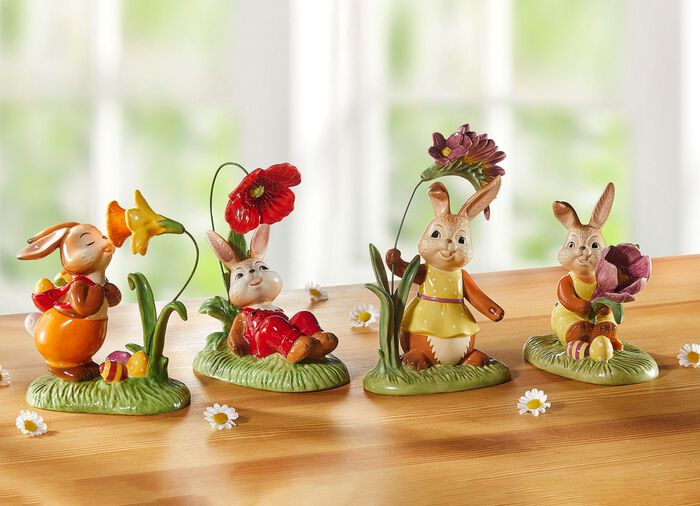 Hasen mit frühlingshafte Blumen aus Feinsteingut BUNT