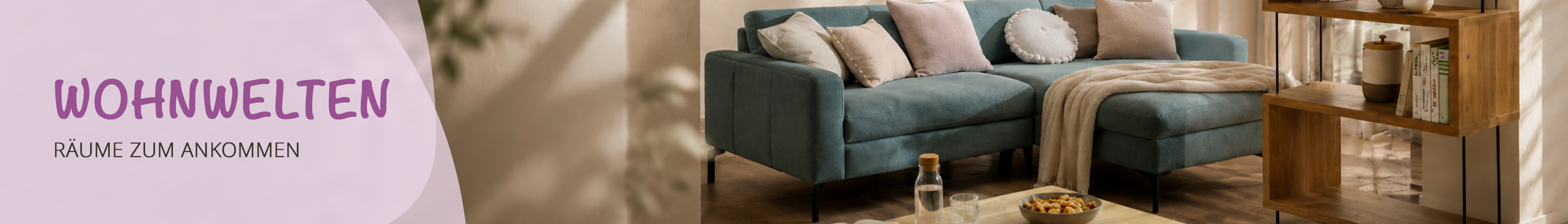 Wohnzimmer mit gr&uuml;nem Sofa und offenem Holzregal