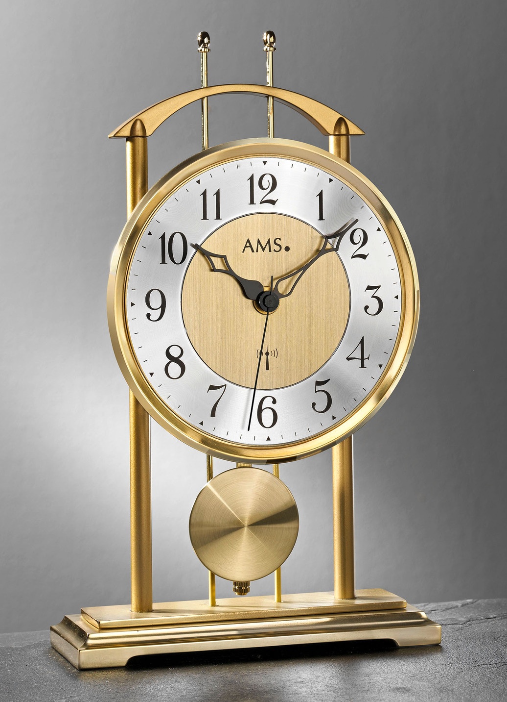 Tischuhr mit Funkwerk GOLD 000 Brigitte Salzburg